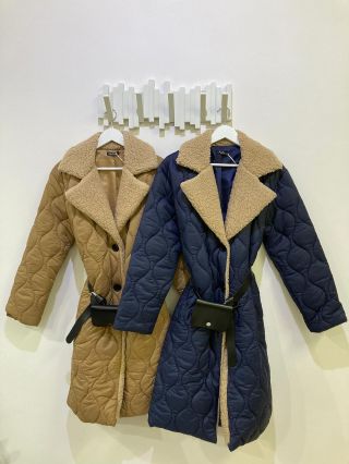 Prošívané kabáty s beránkem🐏🧥 Jsou pohodlné, elegantní a hřejivé, ideální pro podzimní dny🍂 Cena: 1 390,- 📍Palackého třída...